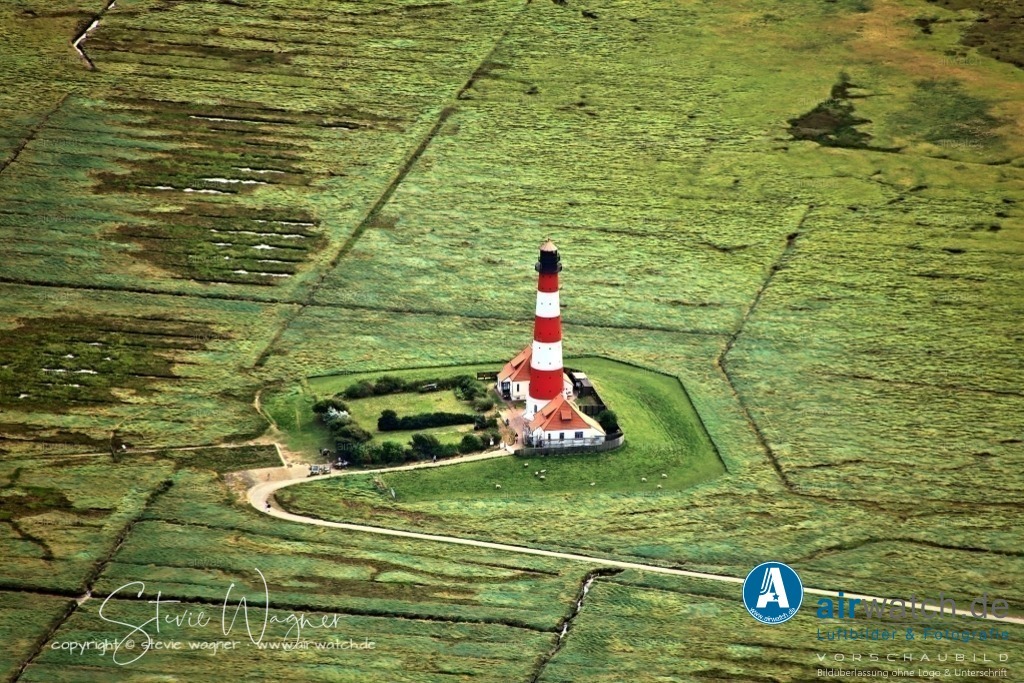 Westerhever Leuchtturm | Die Besichtigung ist nur im Rahmen einer Führung möglich und kostet 6 € für Erwachsene und 3 € für Kinder. Die Führungen finden mittwochs, freitags und samstags von 11 bis 16 Uhr statt. Der Fußweg vom Parkplatz zum Leuchtturm dauert etwa 45 Minuten.