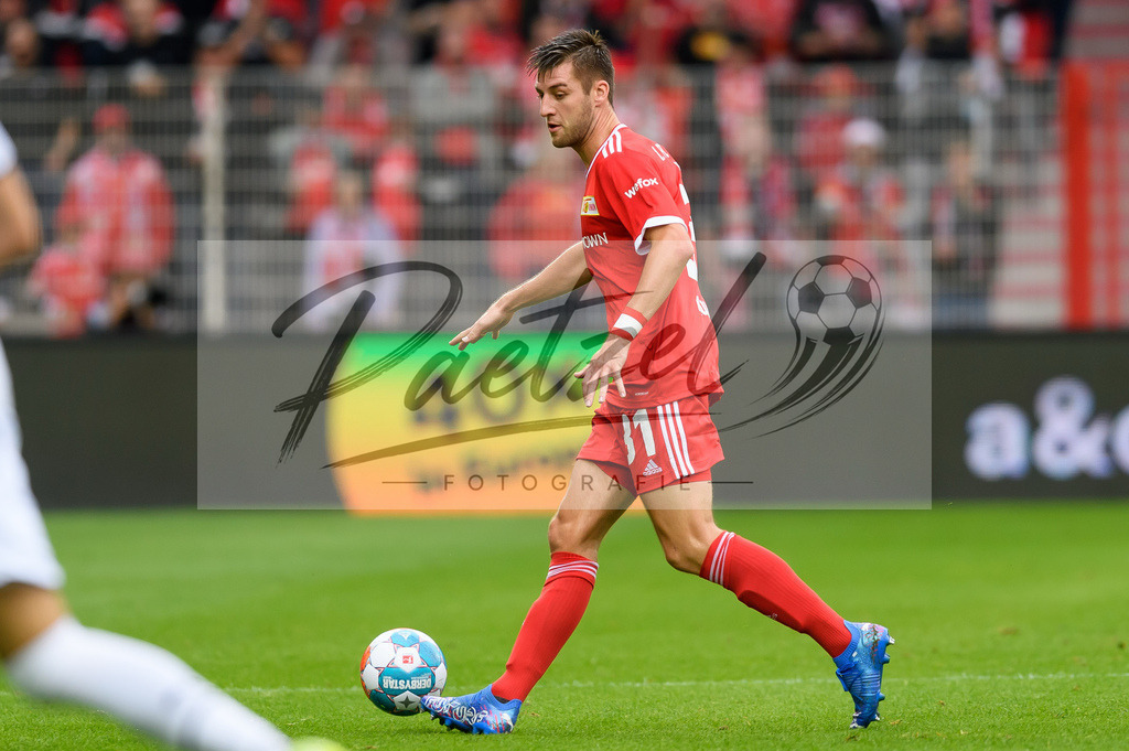FCUBMG20210829_122 | Fussball, Herren: Robin Knoche (1.FC Union Berlin) in Aktion, am Ball, Einzelaktion beim Spiel der 1. Bundesliga zwischen 1. FC Union Berlin und Borussia Moenchengladbach im Stadion An der Alten Foersterei am 29.08.2021 in Berlin, Deutschland. - Realisiert mit Pictrs.com