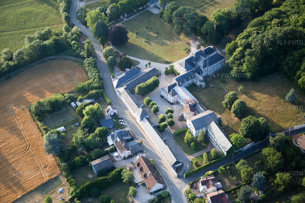 Aerial view: View of the town in Candé-sur-Beuvron in the state Loir et Cher, France. – Photo: IMG_082476.jpg taken on 06/20/2015 by Werner Riehm/FLY-FOTO.com – Resolution of the original: 5472 x 3648 px