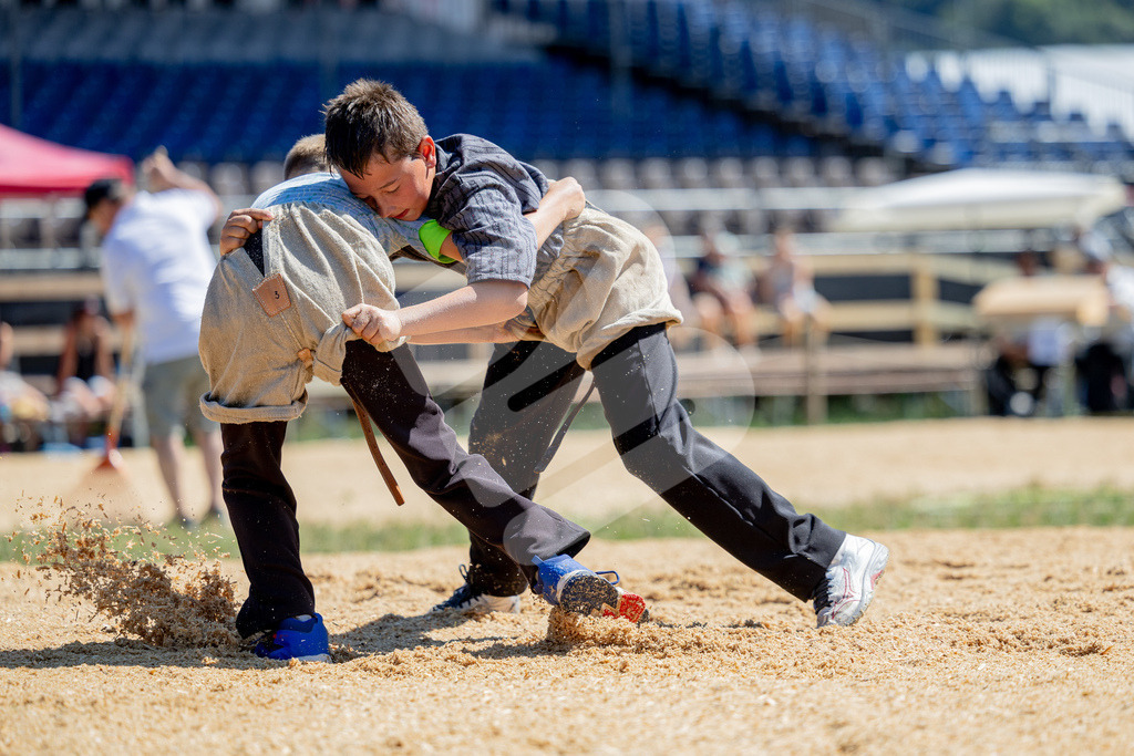 SchwyzerJung2026_00106 | Schlussgang Jahrgänge 2017/2018: Arnold Kilian (r) bezwingt Benz Alex (l) - Realisiert mit Pictrs.com