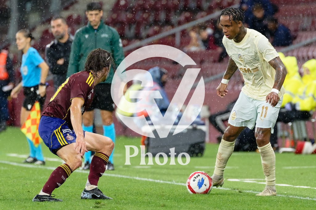UEFA Conference League Play-offs 2nd leg - Servette FC v FC Shakhtar Donetsk | Kevin (11 FC Shakhtar Donetsk) Theo Magnin (20 Servette FC) battle for the ball (duel)  during the UEFA Conference League Play-offs 2nd leg match between Servette FC and FC Shakhtar Donetsk at Stade de Geneve in Geneva, Switzerland