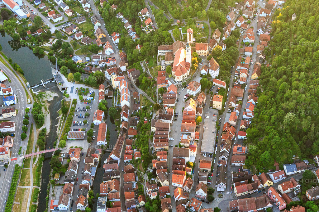 Luftbild: Altstadtansicht aus Osten mit Marktstraße Burg Hohenberg und Stiftskirche Heilig Kreuz in Horb am Neckar im Bundesland Baden-Württemberg in Deutschland. Foto: IMG_149091.jpg vom 28.06.2025 durch Werner Riehm/FLY-FOTO.deAktuelles - Katholische Kirche Horb - Kirchenblatt