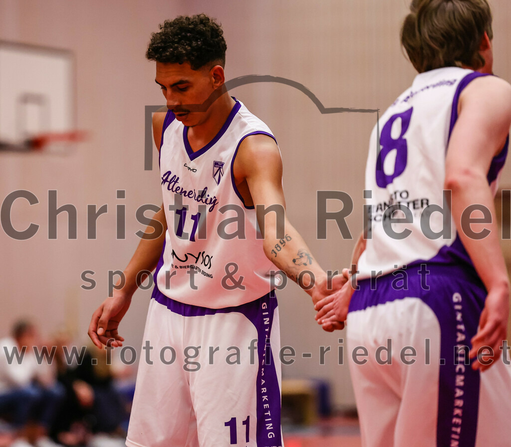 2022-05-29_085_SpVgg_Altenerding_gegen_Muenchen_Basket_2 | Erding, Deutschland, 29.05.2022:
Basketball, Bezirksliga 2021 / 2022, Herren Turnier der 2. der Aufstiegsrunden, SpVgg Altenerding gegen München Basket 2, Endergebnis: 

Luis Winkler (SpVgg Altenerding, #11), Kristof Vadasz (SpVgg Altenerding, #8)

Foto: Christian Riedel / fotografie-riedel.net