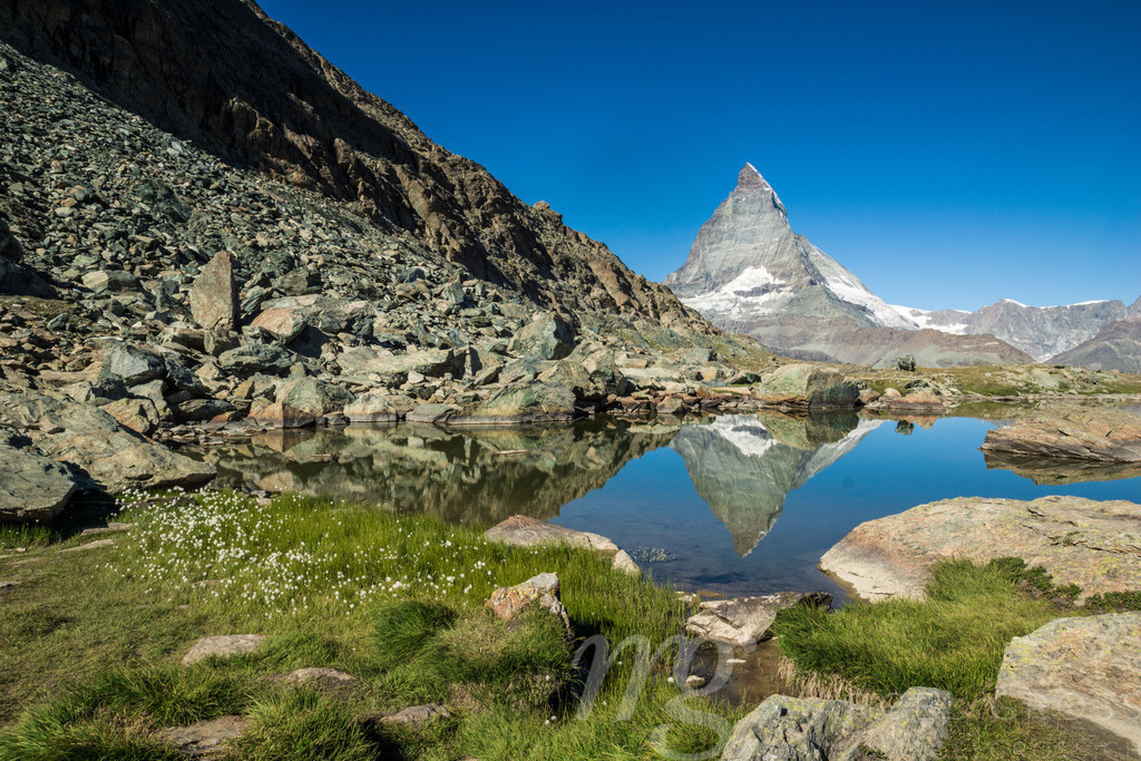 reflection of Matterhorn at mountain lake | Die ideale Geschenkidee für Naturliebhaber. Naturbilder von Marcel Gross Photography für ihr Zuhause in den verschiedensten Formaten und Materialien. - Realisiert mit Pictrs.com