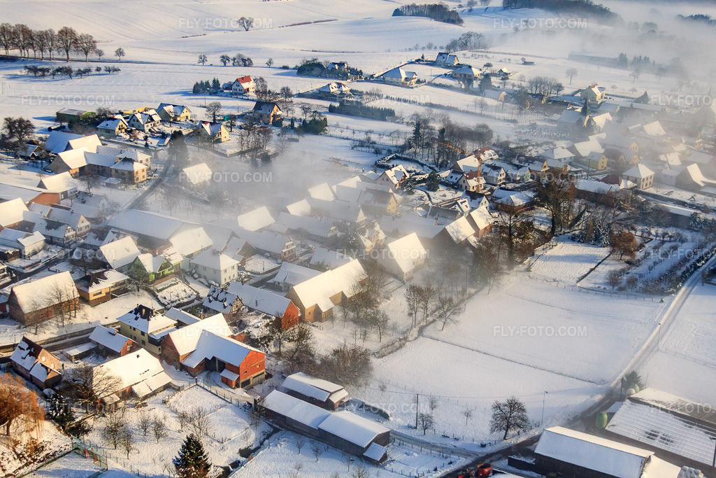 Aerial view: Rue du Château de Bagnac in winter with snow under clouds from the east in Wintzenbach in the state Bas-Rhin, France. – Photo: IMG_36205.jpg taken on 01/02/2011 by Werner Riehm/FLY-FOTO.com – Resolution of the original: 4752 x 3168 px