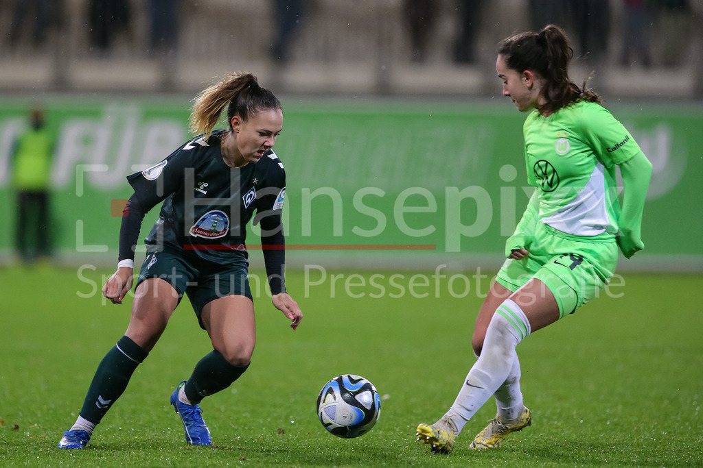 Fussball, DFB-Pokal Frauen, VfL Wolfsburg - SV Werder Bremen | v.li.: Maja Sternad (SV Werder Bremen, 11) und Nuria Rabano Blanco (VfL Wolfsburg, 14) im Zweikampf, Duell, Dynamik, Aktion, Action, Spielszene, DIE DFB-RICHTLINIEN UNTERSAGEN JEGLICHE NUTZUNG VON FOTOS ALS SEQUENZBILDER UND/ODER VIDEOÄHNLICHE FOTOSTRECKEN. DFB REGULATIONS PROHIBIT ANY USE OF PHOTOGRAPHS AS IMAGE SEQUENCES AND/OR QUASI-VIDEO.