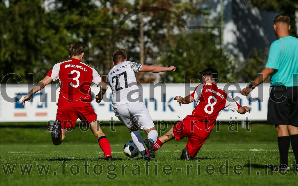 2023-09-09_095_FC_Herzogstadt_II_gegen_SG_Hoerlkofen_Woerth | Erding, Deutschland, 09.09.2023:
Fußball, A-Klassel 2023 / 2024, 6. Spieltag, FC Herzogstadt II gegen SG Hörlkofen/Wörth, Endergebnis: 1:2

Jakob Englhart (SG Hörlkofen/Wörth, #3), Thomas Hertel (FC Herzogstadt, #27), Korbinian Nußrainer (SG Hörlkofen/Wörth, #8)

Foto: Christian Riedel / fotografie-riedel.net