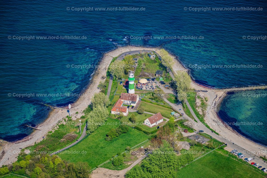 Strand_Leuchtturm_Bülk_ELS_0461010524 | STRANDE 01.05.2024 Leuchtturm als historisches Seefahrtszeichen im Küstenbereich Bülk an der Straße Bülker Weg in Strande im Bundesland Schleswig-Holstein, Deutschland. Das Terrassen- Cafe " Leuchtturm - Pavillon " ist ein beliebtes Ausflugsziel auf der Bülker Huk. Weiterführende Informationen bei: Interessengemeinschaft Seezeichen e. V,  Leuchtturm-Pavillon. // Lighthouse as a historic seafaring character in the coastal area Buelk on street Buelker Weg in Strande in the state Schleswig-Holstein, Germany. Further information at: Interessengemeinschaft Seezeichen e. V,  Leuchtturm-Pavillon. Foto: Martin Elsen