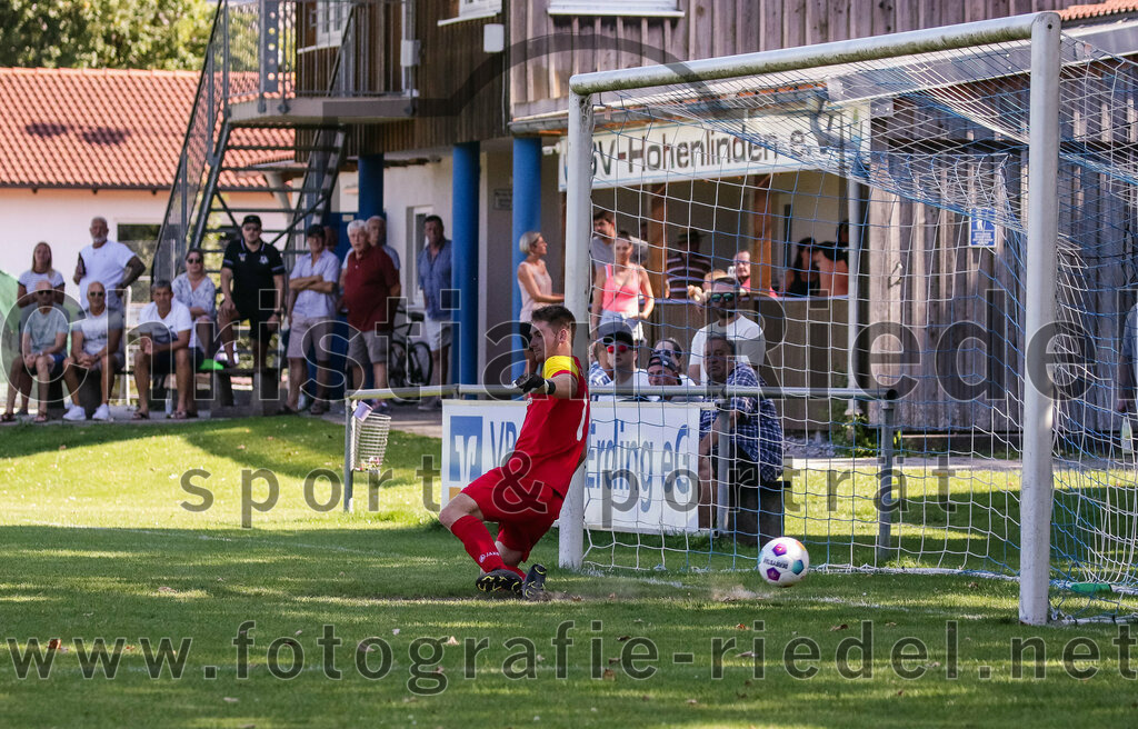 2023-08-20_119_SV_Hohenlinden_gegen_SV_Buch | Hohenlinden, Deutschland, 20.08.2023:
Fußball, A-Klasse 2023 / 2024, 1. Spieltag, SV Hohenlinden gegen SV Bruck, Endergebnis: 5:1

Torschuss zum 4:0 durch Manuel Fuchs (SV Hohenlinden, #9)
Torwart Simon Heiler (SV Bruck, #1)

Foto: Christian Riedel / fotografie-riedel.net