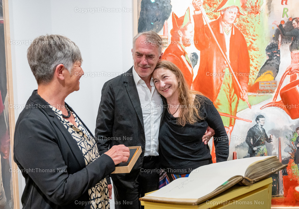 Neo-rauch-Ausstellung-museum-bensheim-art-2024032_Fotografie_Thomas_Neu | 6.7.2024, bbe, Museum Bensheim, Ausstellung Neo Rauch "im Papiergrund", hier mit Ehefrau Rosa Loy, beim Eintrag ins goldene Buch der Stadt Bensheim, linkis Bürgermeisterin Christine Klein,  Bild: Thomas Neu