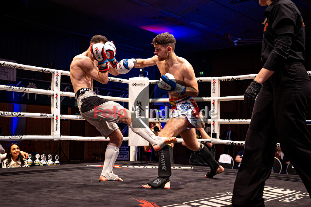 Luka Vujkovic (Kampfsport Kosaric) blau gegen Behlül Yerlinkaya (Munich Combat) rot | MFA Fight Night K1 -75kg Kampf 8, Luka Vujkovic (Kampfsport Kosaric) blau gegen Behlül Yerlinkaya (Munich Combat) rot, 20251108,,2025-11-08 in Penzberg (Wellenberghalle Penzberg), Copyright: WolfgangxLindner www.foto-lindner.de