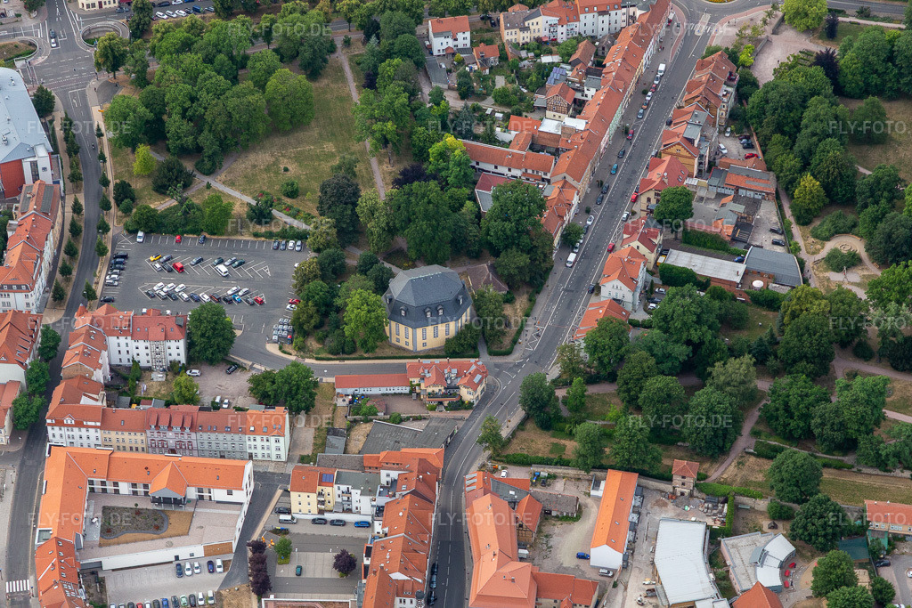 Luftbild: Kirche Christi Himmelfahrt am alten Friedhof in Arnstadt im Bundesland Thüringen in Deutschland. – Foto: IMG_116052.jpg vom 10.07.2019 durch Werner Riehm/FLY-FOTO.de – Auflösung des Originals: 5472 x 3648 px – Katholische Kirchengemeinde St. Elisabeth Arnstadt | Kath. Kirche im Ilm-Kreis