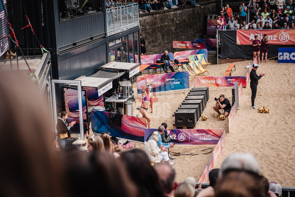 Beachvolleyball | Frauen | Allianz German Beach Tour 2025 | Tourstop Düsseldorf | 18.05.2025 | Sandra Ittlinger läuft ins Stadion ein