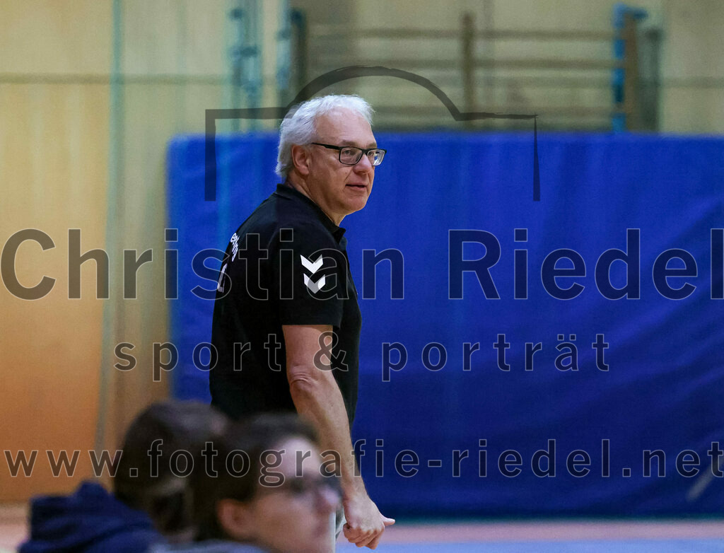 2022-11-12_070_SpVgg_Altenerding_III_gegen_TV_Altoetting_II | Erding, Deutschland, 12.11.2022:
Handball, Bezirksklasse Männer 2022 / 2023, 4. Spieltag, SpVgg Altenerding III gegen TV Altötting II, Endergebnis: 32:25

Trainer Alfred Lößl (SpVgg Altenerding)

Foto: Christian Riedel / fotografie-riedel.net