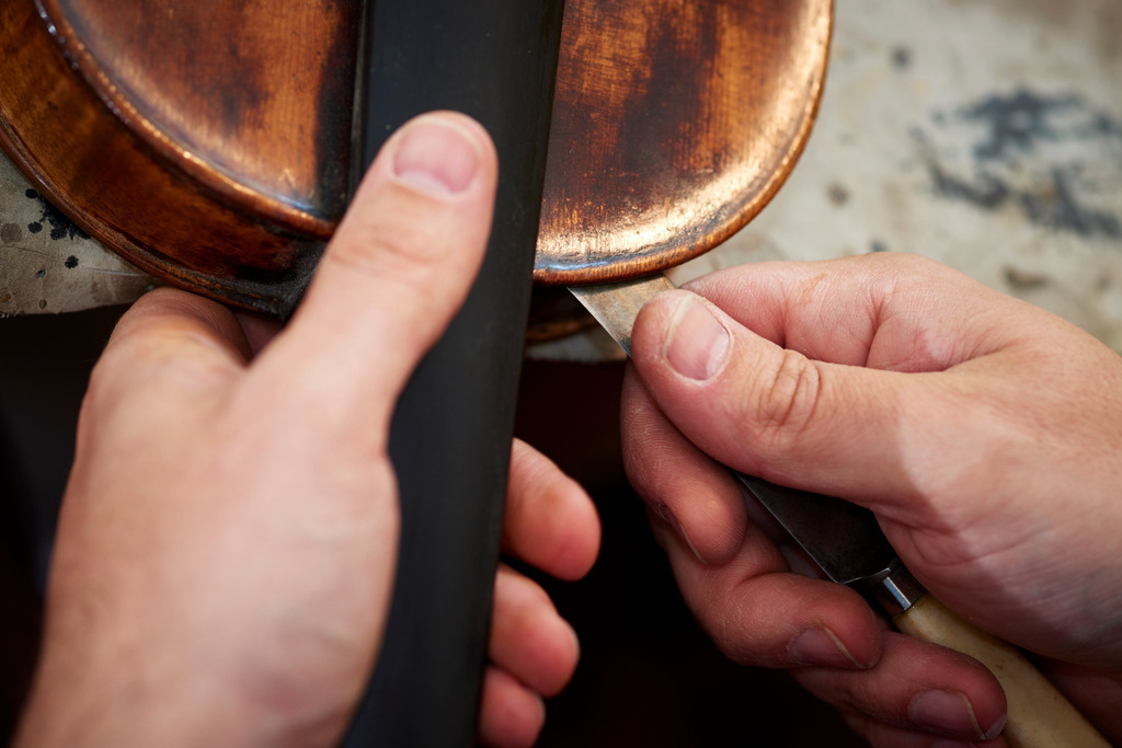 Geigenbau Rainer | Wien, Austria - May 08, 2017: Geigenbau Rainer; Geigenbaumeister Rainer öffnet die Decke mit einem Messer. - Realisiert mit Pictrs.com