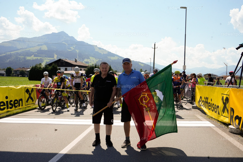 228_20230817_Bewerb_Maenner_Muehlanger | AUT - OESTERREICH, 2023-08-16: SPORT RENNRAD-FAHREN - 55. INTERNATIONALER RADWELTPOKAL IN ST. JOHANN IN TIROL  - Vintage-Radrennen mit WM-Bronze-Medaillen-Siegerin Christina Schweinberger, den Teilnehmer und Alexander Baumann (vom Orginastions-Team) - TAG 2 BEWERB MAENNER IN SECHS GRUPPEN  ; Foto: Roland Muehlanger