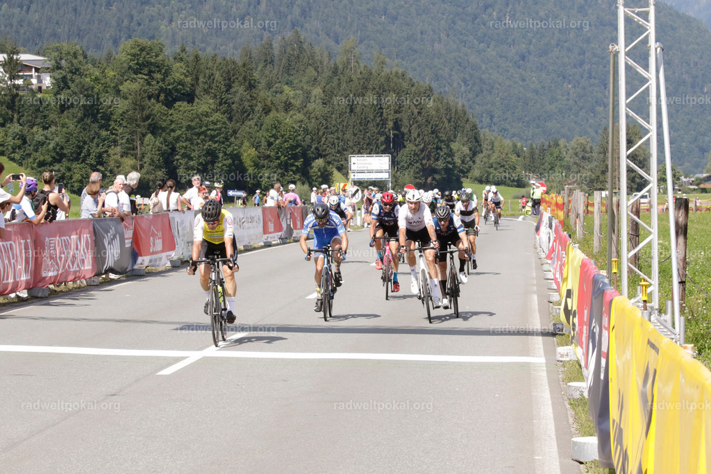 1010_20230817_Bewerb_Maenner_Muehlanger | AUT - OESTERREICH, 2023-08-16: SPORT RENNRAD-FAHREN - 55. INTERNATIONALER RADWELTPOKAL IN ST. JOHANN IN TIROL  - Vintage-Radrennen mit WM-Bronze-Medaillen-Siegerin Christina Schweinberger, den Teilnehmer und Alexander Baumann (vom Orginastions-Team) - TAG 2 BEWERB MAENNER IN SECHS GRUPPEN  ; Foto: Roland Muehlanger