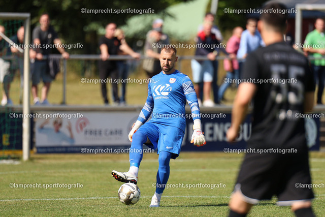 Fußball I Herren I Saison 2025-2026 I Verbandsliga Süd I 7. Spieltag I SV Schackendorf - SV Azadi Lübeck I 06.09.2025.043 | Przemyslaw Szymura (12, SV Azadi Lübeck) - Realisiert mit Pictrs.com