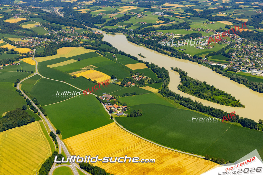 Aktuelles Luftbild von  Neuhaus am Inn - Die Luftaufnahme wurde 2022 mittels UL-Flugzeug erstellt ( keine Drohne ) - hochauflösende Kamera-Systeme von  Canon -Beste Qualität - Für grossformatige Ausdrucke geeignet. Die Geschenkidee !