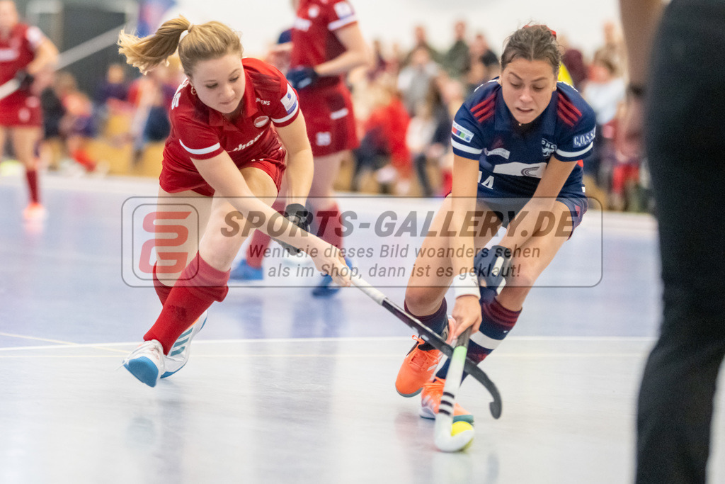 SFE_20221127_0126 | 1. Bundesliga Hockey Damen Düsseldorfer HC - Rot-Weiss Köln am 27.11.2022 in Düsseldorf (Düsseldorfer Hockeyclub 1905 e.V.), Photo: Stephan Fehrmann 2022 (Sports-Gallery),Camille Nobis ( Rot-Weiss Köln #17 ) ,Oruz Selin ( Düsseldorfer HC #14 )