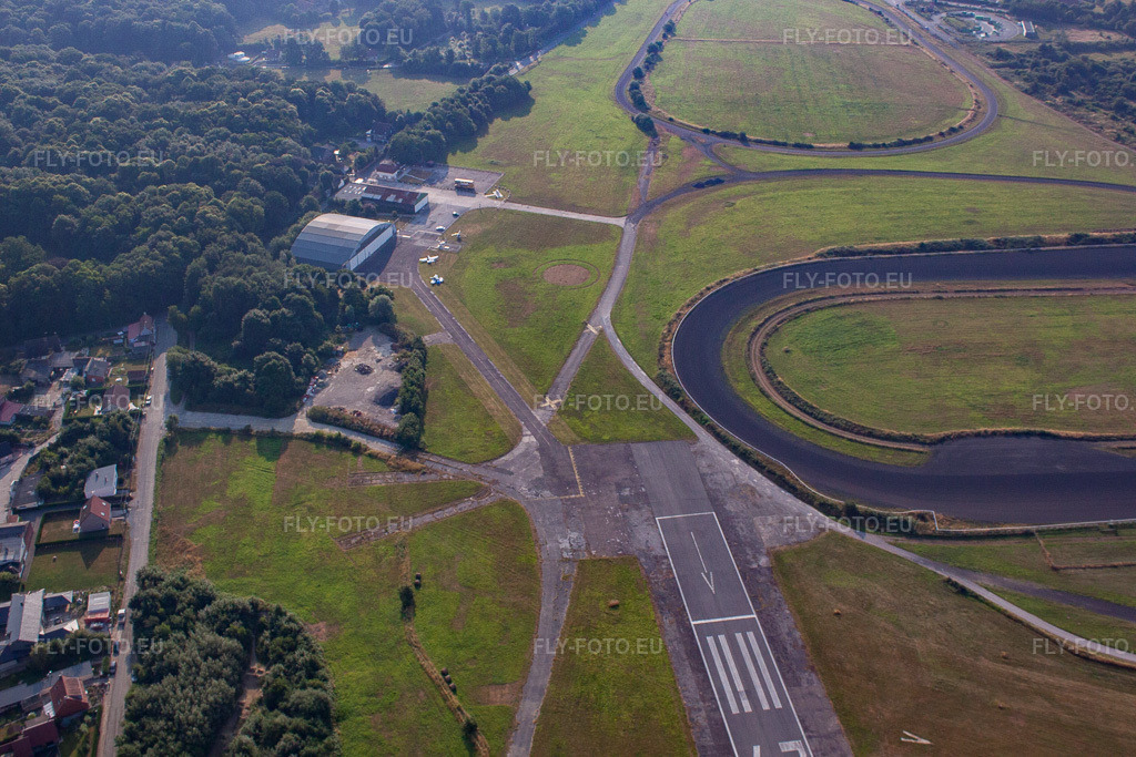 Vue aérienne: Aérodrome de Saint-Omer à Longuenesse dans le département Pas de Calais, France. Photo: IMG_58923.jpg prise le 22/07/2013 par Werner Riehm/FLY-FOTO.euRésolution de l'original: 4752 x 3168 px