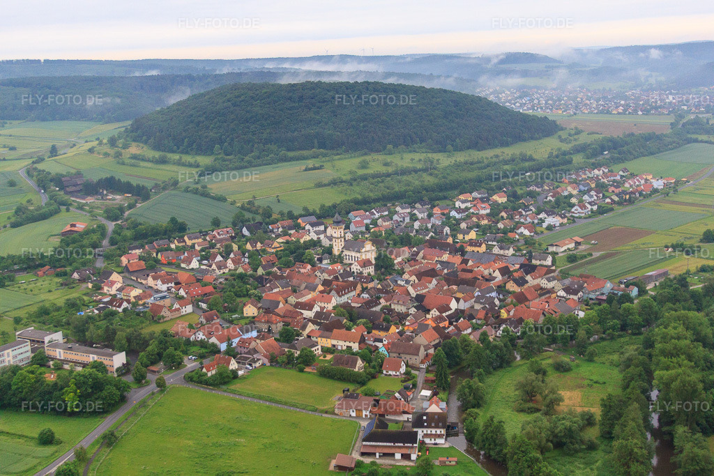 Luftbild: Dorfansicht aus Süden mit Kirche St. Vitus im Ortsteil Langendorf in Elfershausen im Bundesland Bayern in Deutschland. Foto: IMG_65962.jpg vom 30.05.2014 durch Werner Riehm/FLY-FOTO.deAuflösung des Originals: 4752 x 3168 px