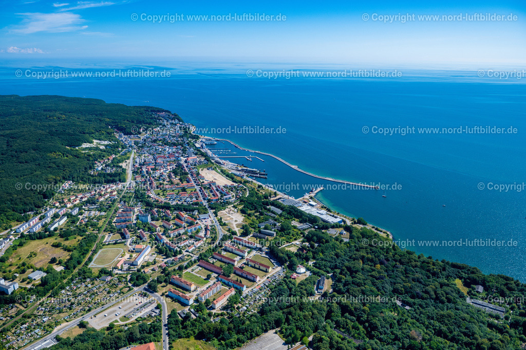 Sassnitz_ELS_8038100822 | SASSNITZ 10.08.2022 Ortsansicht an der Meeres-Küste Ostsee Sassnitz im Bundesland Mecklenburg-Vorpommern. Weiterführende Informationen bei: Nationalpark-Zentrum KÖNIGSSTUHL Sassnitz gemeinnützige GmbH. // Townscape on the seacoast of Baltic SeaSassnitz in the state Mecklenburg - Western Pomerania. Further information at: Nationalpark-Zentrum KOeNIGSSTUHL Sassnitz gemeinnuetzige GmbH. Foto: Martin Elsen