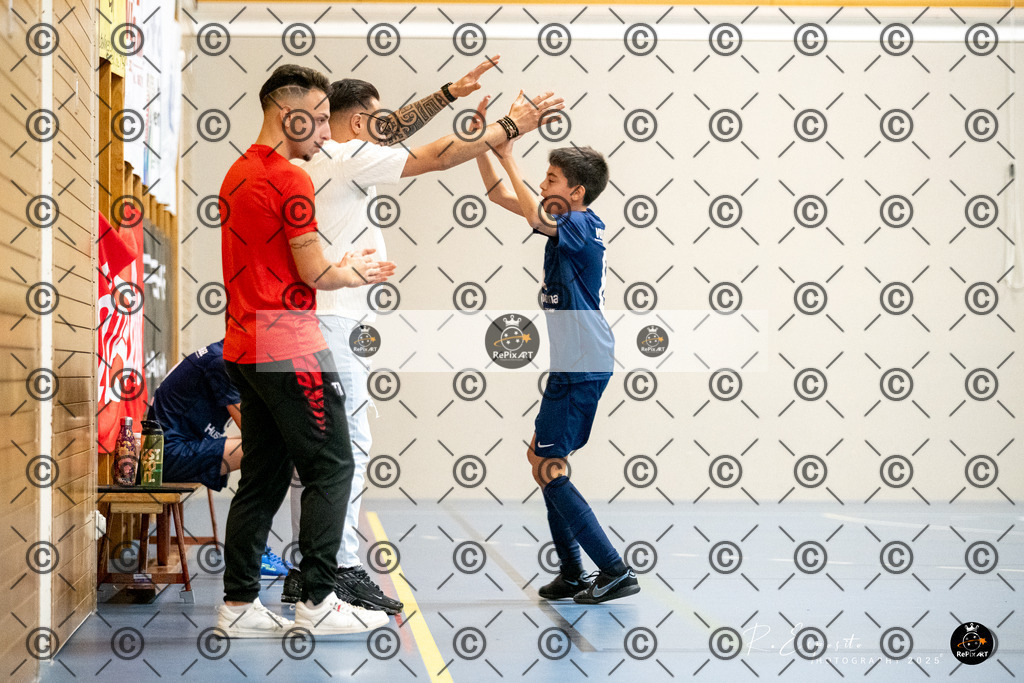 20251122_20251122_FCR-Hallenturnier-D-1_008-41 | Sport und Naturfotografie von Roberto Esposito zeigt echte Momente Bewegung und die Schönheit der Natur. Ausdrucksstarke Bilder schaffen Emotionen.