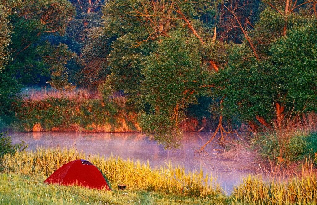 Rotes Zelt am Ufer | Austria - February 24, 2010: Rotes Zelt am Ufer. - Realisiert mit Pictrs.com