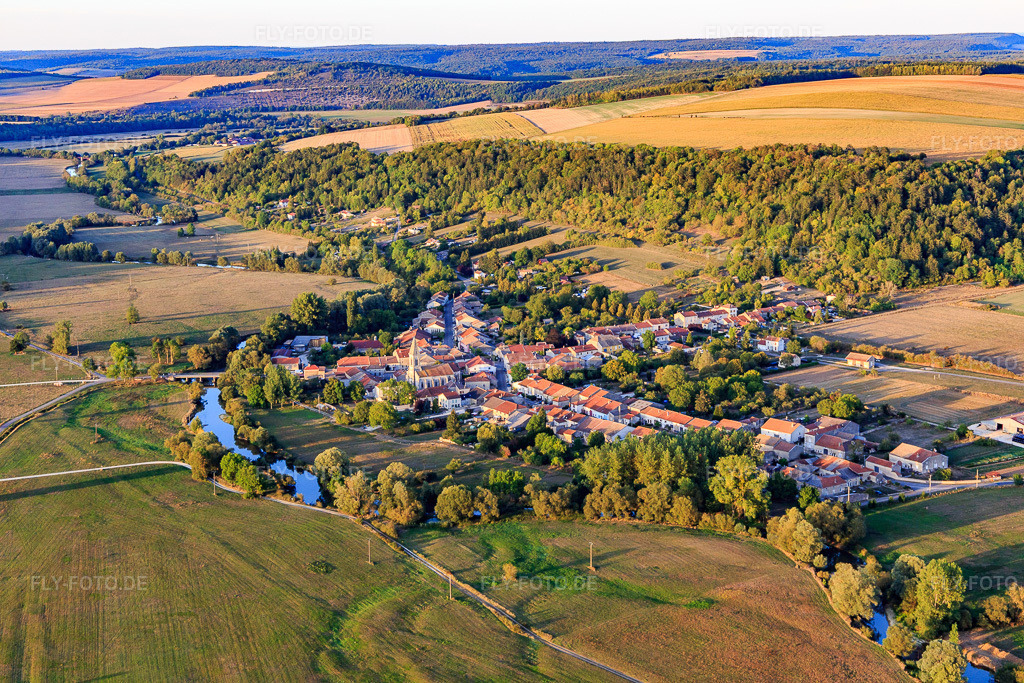 Luftbild: Ortsansicht von Süden in Sauvigny im Bundesland Meuse in Frankreich. – Foto: IMG_118348.jpg vom 15.09.2019 durch Werner Riehm/FLY-FOTO.de – Auflösung des Originals: 5472 x 3648 px