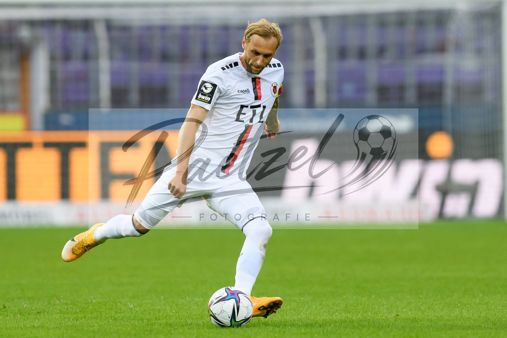 OSNVKO2021090620210906_135 | Fussball, Herren: Marcel Risse (FC Viktoria Koeln) in Aktion, am Ball, Einzelaktion beim Spiel der 3. Liga zwischen VfL Osnabrueck und FC Viktoria Koeln im Stadion an der Bremer Bruecke am 06.09.2021 in Osnabrueck, Deutschland.DFB / DFL REGULATIONS PROHIBIT ANY USE OF PHOTOGRAPHS AS IMAGE SEQUENCES AND/OR QUASI-VIDEO. - Realisiert mit Pictrs.com