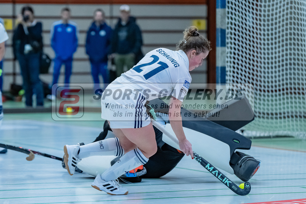 HK_20231217_107747 | 1. Bundesliga Damen Crefelder HC - Düsseldorfer HC  am 17.12.2023 Sporthalle Glockenspitz, Krefeld , Maike Schaunig ( Düsseldorfer HC #21 ) , Lotta Dittrich ( Crefelder HTC )