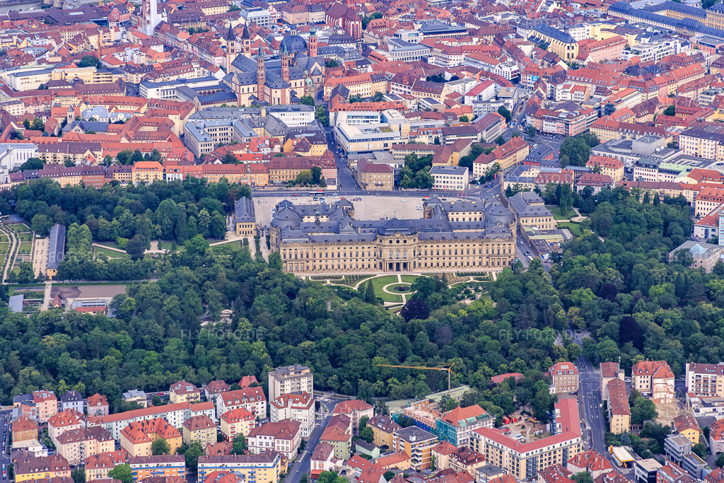 Luftbild: Übersicht Altstadt mit Residenz Würzburg und Hofgarten aus Osten im Ortsteil Altstadt in Würzburg im Bundesland Bayern in Deutschland. Foto: IMG_089817.jpg vom 11.06.2016 durch Werner Riehm/FLY-FOTO.deBayerische Schlösserverwaltung | Residenz Würzburg | Aktuelles