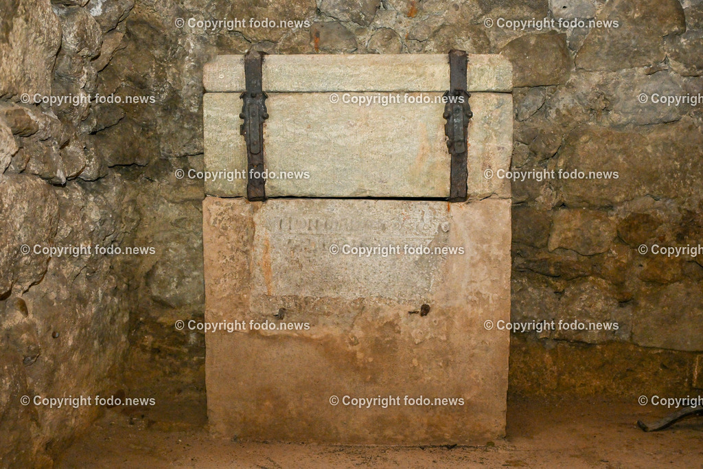 Stift St. Florian_ Augustiner Chorherrenstift_ 05.04.2024-19 | 05.04.2024, St. Florian, AUT, Augustiner Chorherrenstift St. Florian, im Bild Grabstelle und Inschrift der Witwe Valeria welche den leblosen Koerper vom Hl. Florian gefunden hat in der Krypta