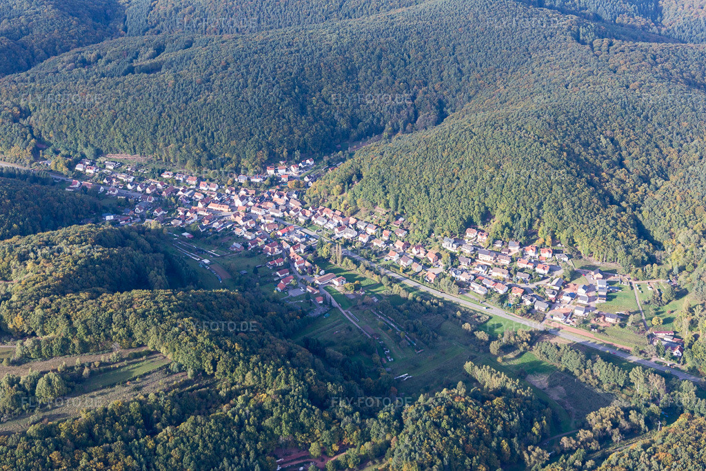Luftbild: Dorfansicht in Waldrohrbach im Bundesland Rheinland-Pfalz in Deutschland. Foto: IMG_103788.jpg vom 01.10.2017 durch Werner Riehm/FLY-FOTO.de