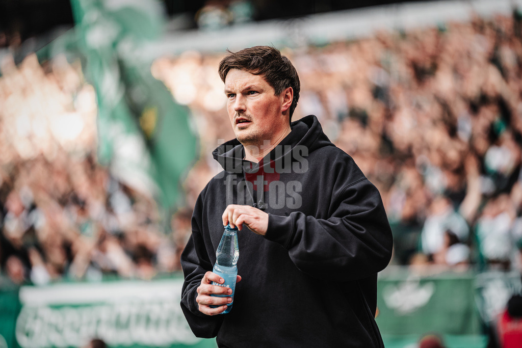 Fußball | Männer | Saison 2025/2026 | 1. Fußball-Bundesliga | 30. Spieltag | SV Werder Bremen vs. Hamburger SV | 18.04.2026 | Trainer Merlin Polzin (HSV) mit einer Wasserflasche