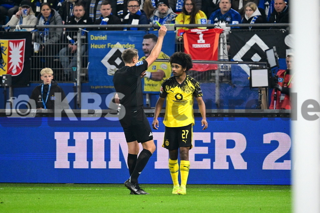 KBS Picture_HSV-Dortmund_075 | v.r. Reichel Tobias Schiedsrichter zeigt Adeyemi Karim (Bor. Dortmund) die Gelbe Karte ,Sportplatz :  Volksparkstadion, - Realisiert mit Pictrs.com