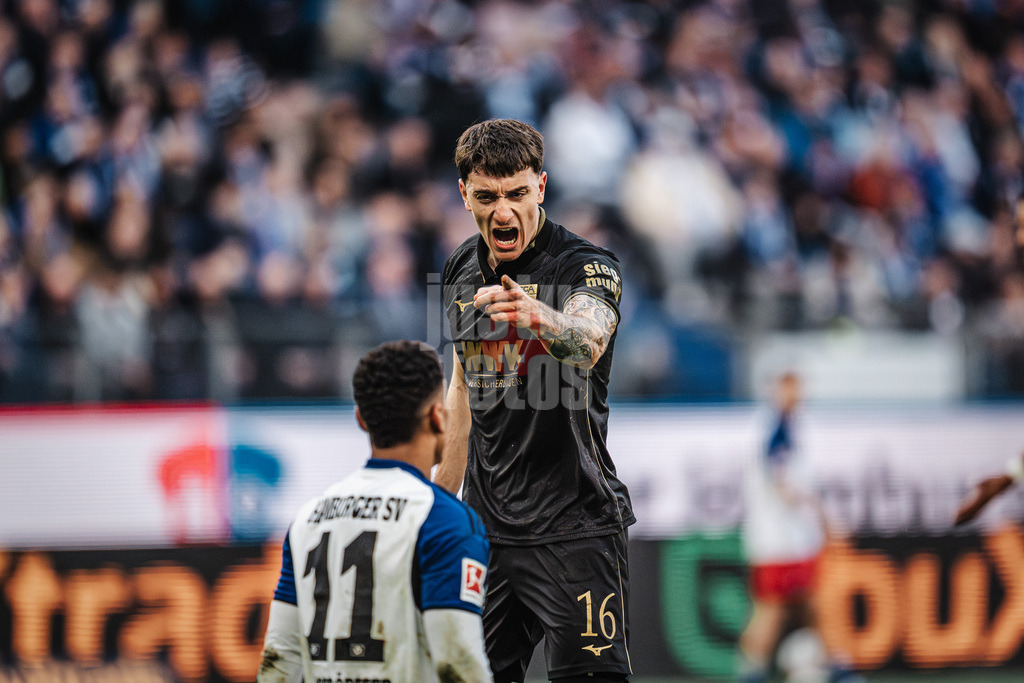 Fußball | Männer | Saison 2025/2026 | 1. Fußball-Bundesliga | 28. Spieltag | Hamburger SV vs. FC Augsburg | 04.04.2026 | Cedric Zesiger (#16, FC Augsburg) rechts schimpft ein auf Ransford-Yeboah Königsdörffer (#11, HSV) links