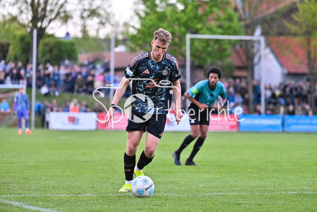 TSV Aubstadt - FC Bayern Amateure | am Ball Kurt RUEGER (FC Bayern München II #16) / Einzelfoto / Freisteller / Regionalliga Bayern: TSV Aubstadt - FC Bayern Muenchen II, NGN-Arena am 23.04.2025