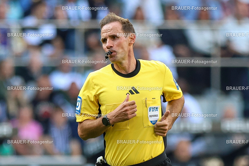 Borussia Mönchengladbach vs Hamburger SV - Bundesliga  | Mönchengladbach, Deutschland, 24.08.25:   Schiedsrichter Sascha Stegemann gestikuliert, Gestik waehrend des Spiels der Bundesliga zwischen Borussia Mönchengladbach vs Hamburger SV im Stadion im Borussia Park(Foto von Brauer-Fotoagentur / Adrian Schlueter)