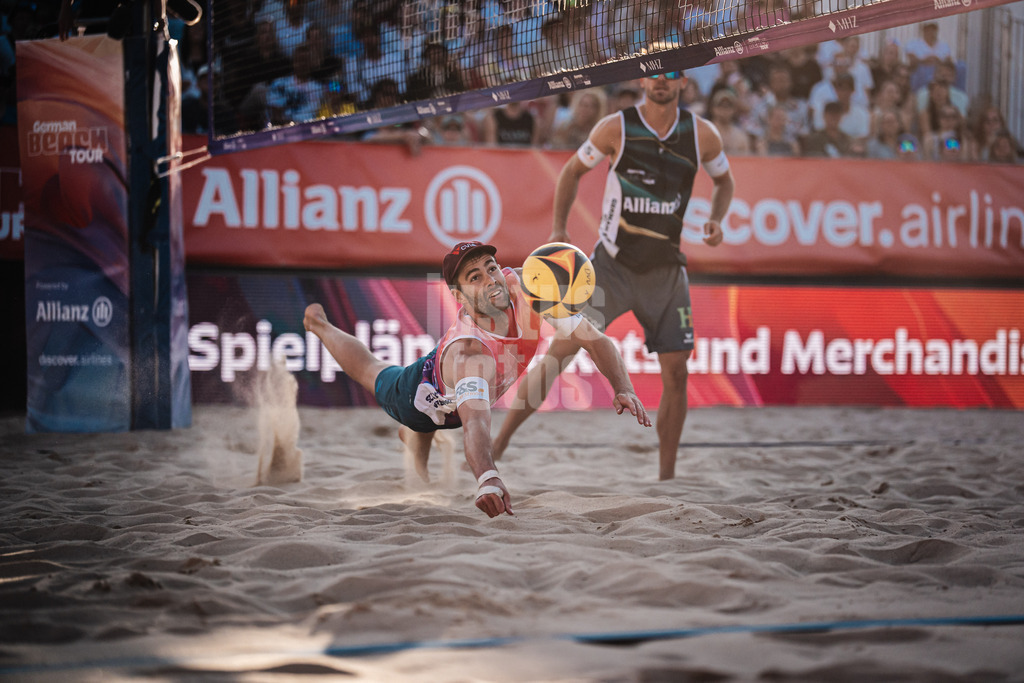 Beachvolleyball | Männer | Allianz German Beach Tour 2025 | Tourstop Berlin | 16.08.2025 | Manuel Harms springt zum Ball