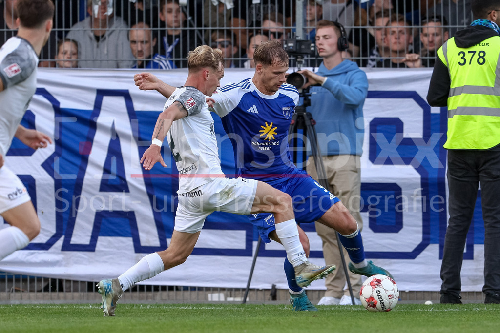 Fussball, Regionalliga Nord, BSV Kickers Emden - SV Meppen | v.li.: Dominique Domröse (SV Meppen, 2) und David Schiller (BSV Kickers Emden, 9) im Zweikampf, Duell, Dynamik, Aktion, Action, Spielszene
