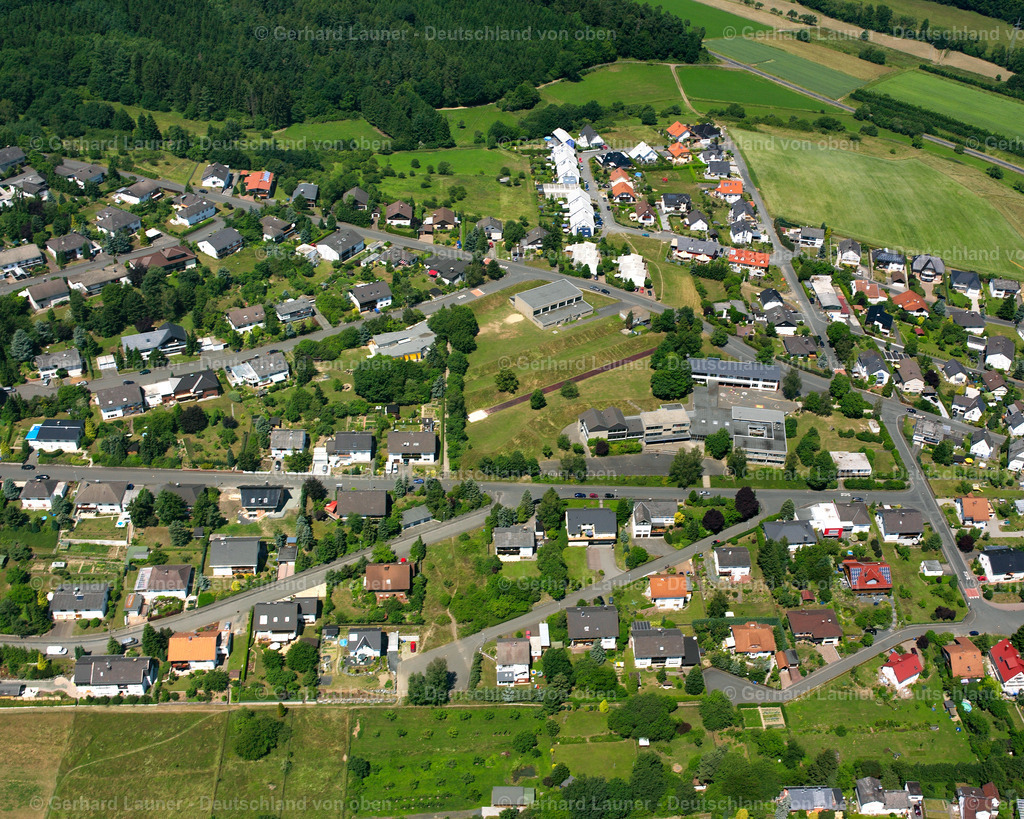 2610695 | MERKENBACH 09.06.2006 Wohngebiet einer Einfamilienhaus- Siedlung  in Merkenbach im Bundesland Hessen, Deutschland // Single-family residential area of settlement  in Merkenbach in the state Hesse, Germany Foto: Gerhard Launer