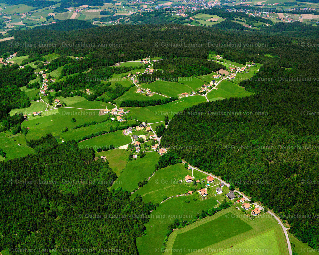 2724142 | HOLZFREYUNG 19.05.2007 Landwirtschaftliche Nutzflächen und Feldgrenzen  umsäumen das Siedlungsgebiet des Dorfes in Holzfreyung im Bundesland Bayern, Deutschland // Agricultural land and field boundaries surround the settlement area of the village  in Holzfreyung in the state Bavaria, Germany Foto: Gerhard Launer