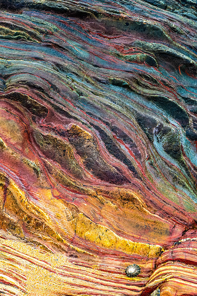 Farbige Gesteinsschichten, Inishowen, Kinnagoe Bay | Best. Nr. irl_2019_04_0828 - Realisiert mit Pictrs.com