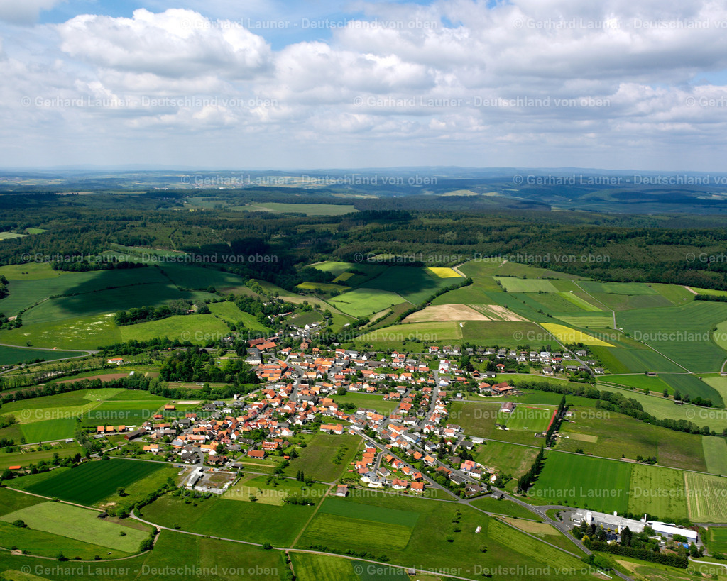 2615370 | STOCKHAUSEN 09.06.2006 Landwirtschaftliche Nutzflächen und Feldgrenzen  umsäumen das Siedlungsgebiet des Dorfes in Stockhausen im Bundesland Hessen, Deutschland // Agricultural land and field boundaries surround the settlement area of the village  in Stockhausen in the state Hesse, Germany Foto: Gerhard Launer