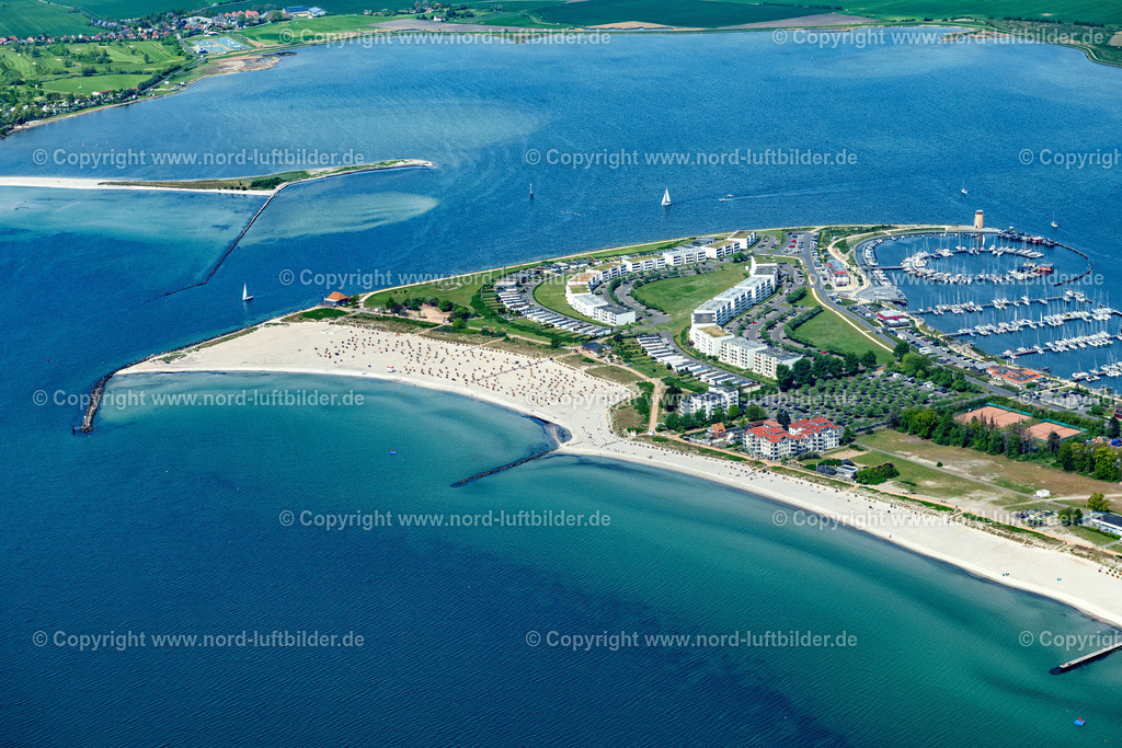 Fehmarn_Südstrand_ELS_4716150522 | FEHMARN 15.05.2022 Ortsansicht an der Meeres-Küste der Ostsee in Burg auf Fehmarn Südstrand im Bundesland Schleswig-Holstein. // Townscape on the seacoast of Baltic Sea in Burg auf Fehmarn in the state Schleswig-Holstein. Foto: Martin Elsen