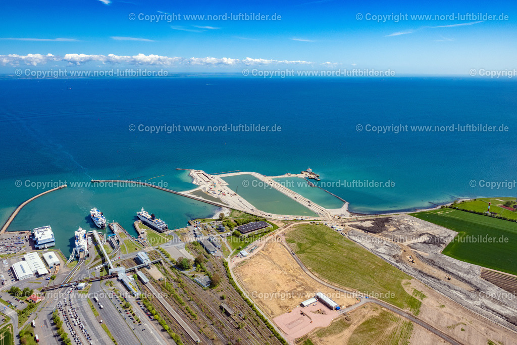 Fehmarn_Puttgarden_Fährhafen_ELS_4794150522 | FEHMARN 15.05.2022 Hafenanlagen des Fährhafens und Baustelle des Baus des Fehmarnbelt-Tunnels in Puttgarden auf Fehmarn im Bundesland Schleswig-Holstein, Deutschland. Weiterführende Informationen bei: DB Netz AG,  Deutsche Bahn AG,  Femern A/S. // Port facilities of the ferry port and construction site for the construction of the Fehmarnbelt Tunnel in Puttgarden on Fehmarn in the state Schleswig-Holstein, Germany. Further information at: DB Netz AG,  Deutsche Bahn AG,  Femern A/S. Foto: Martin Elsen