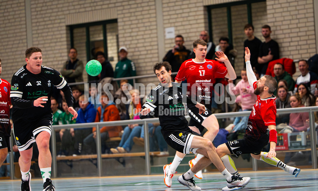 Handball I Herren I Saison 2025-2026 I Verbandsliga West I 13. Runde I SFN Vechta - HSG Varel II I 7480 | Robert Buenker (32, SFN Vechta) und Denis Naumenco (20, SFN Vechta) - Realisiert mit Pictrs.com
