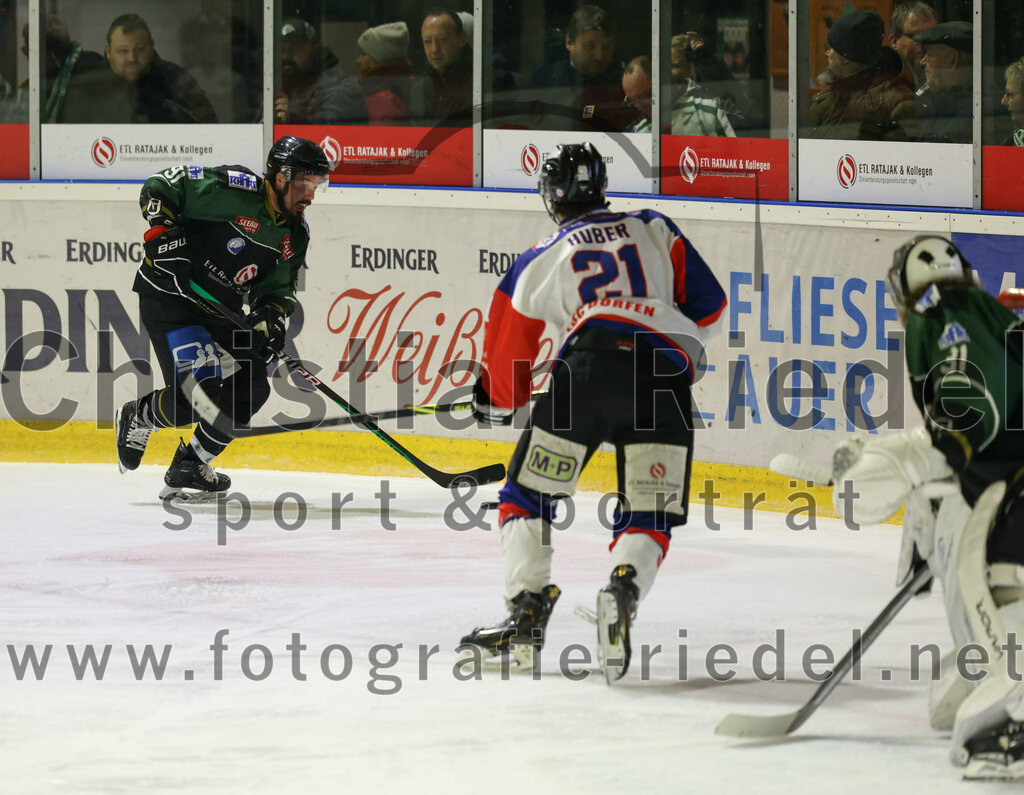 2023-01-22_034_Eishockey_TSV_Erding_gegen_ESC_Dorfen | Erding, Deutschland, 22.01.2023:
Eishockey, Bayernliga 2022 / 2023, 29. Spieltag, TSV Erding gegen ESC Dorfen, Endergebnis: 6:2

Rudolf Lorenz (Erding Gladiators, #91), Maximilian Huber (ESC Dorfen, #21), Torwart Christoph Schedlbauer (Erding Gladiators, #31)

Foto: Christian Riedel / fotografie-riedel.net